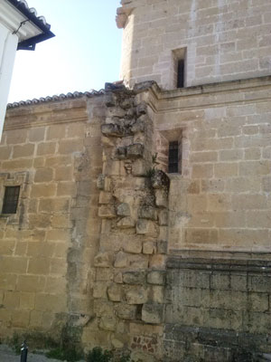 Imagen del muro sin terminar en la iglesia de Santa María
