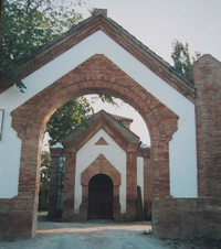 puerta de acceso al cementerio