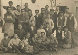 enpleados en el patio de la carpintería  