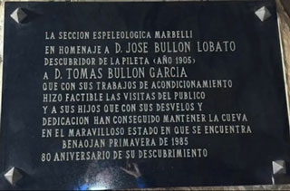 Placa ubicada en el interior de la cueva