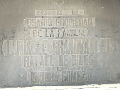 Lápida del osario de la familia Lamiable
